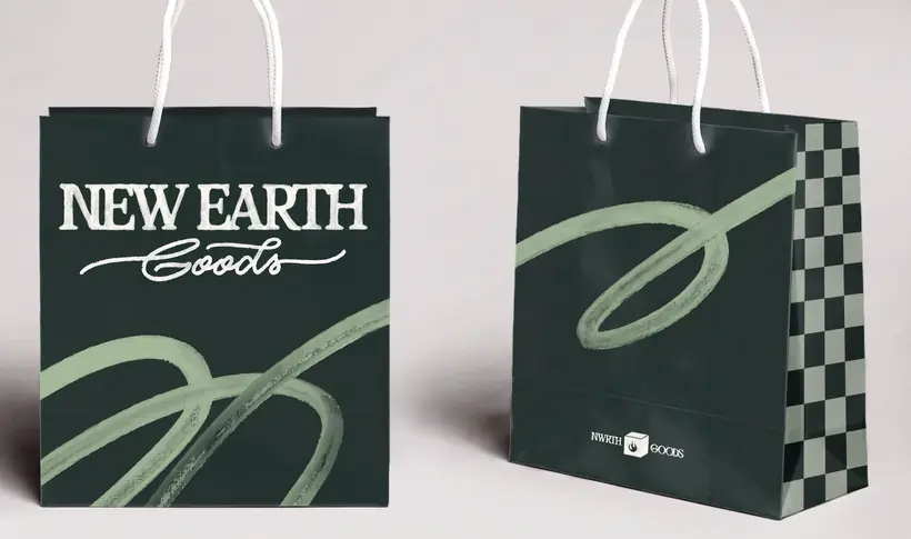 Duas sacolas verde-escuras com o letreiro New Earth Goods e lateral quadriculada