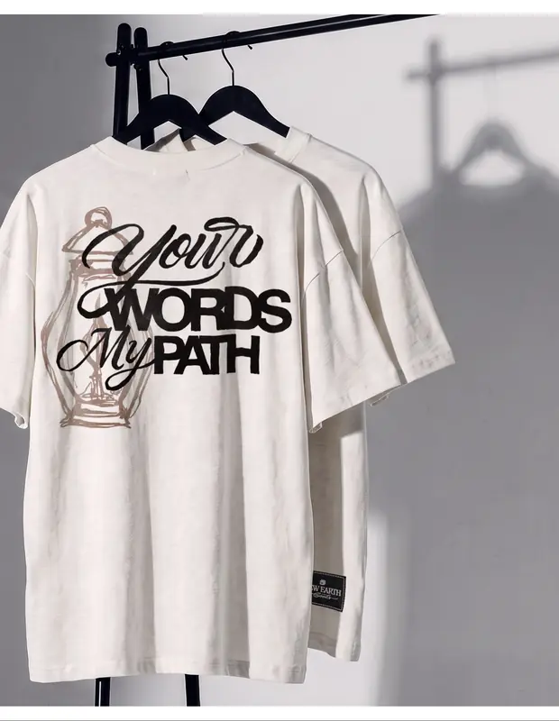 Camiseta off-white Your Words My Path pendurada em um cabide
