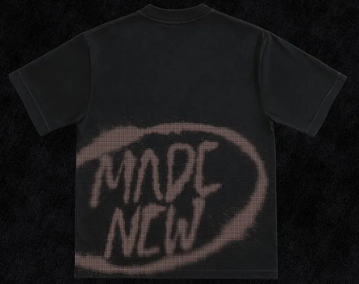 Costas da camiseta preta com Made New em traço de spray dentro de um oval