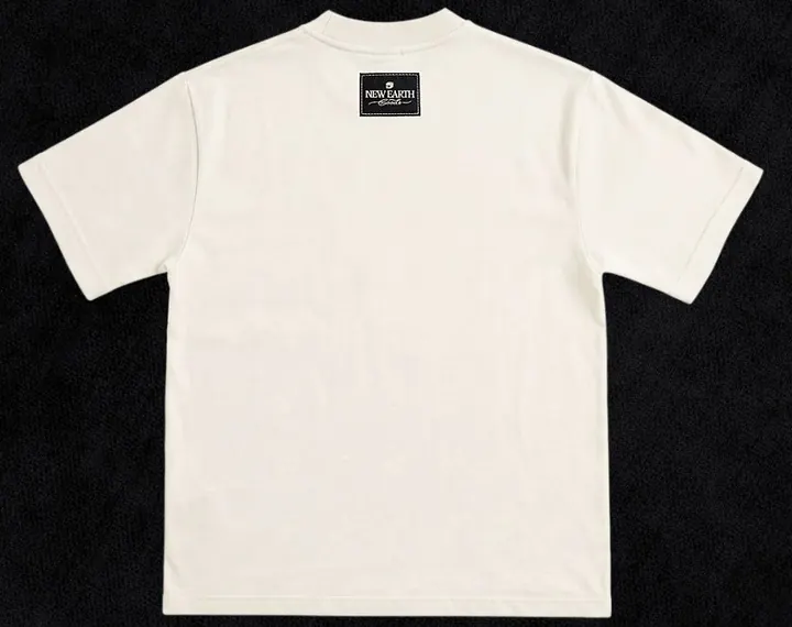 Costas da camiseta off-white, lisa, com a etiqueta New Earth na nuca