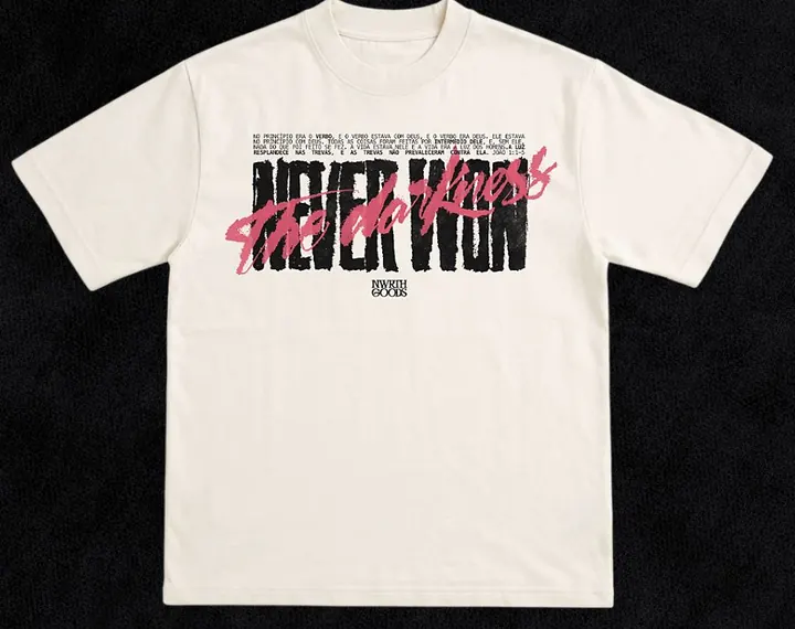 Camiseta off-white Never Won, frente com Never Won em preto e The Darkness em rosa manuscrito