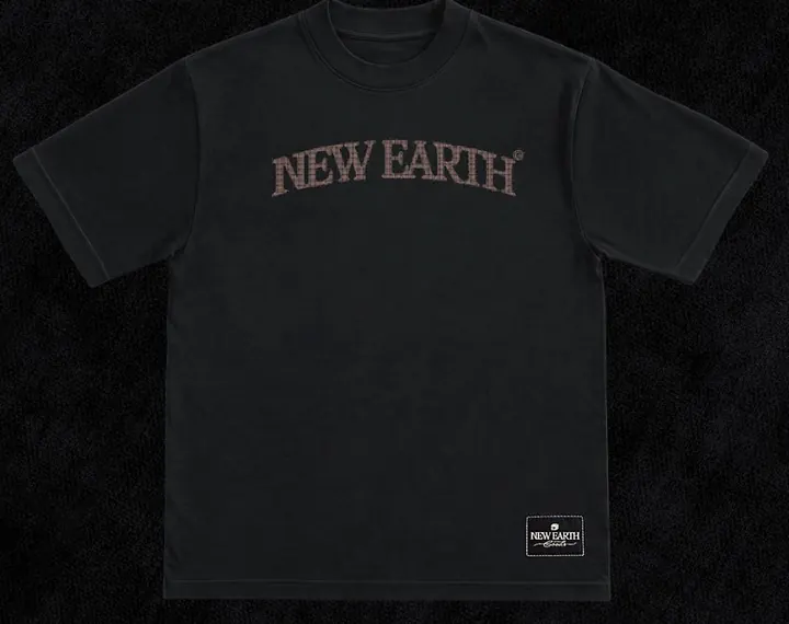 Camiseta preta Made New, frente com New Earth em arco no peito