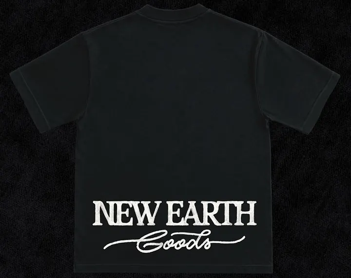 Costas da camiseta preta com o letreiro New Earth Goods