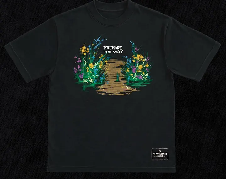 Camiseta preta Prepare the Way, frente com um caminho de terra entre flores pintadas à mão