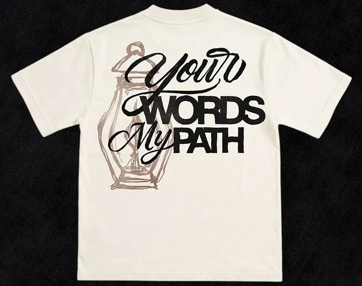 Costas da camiseta off-white com a frase Your Words My Path e uma lamparina desenhada